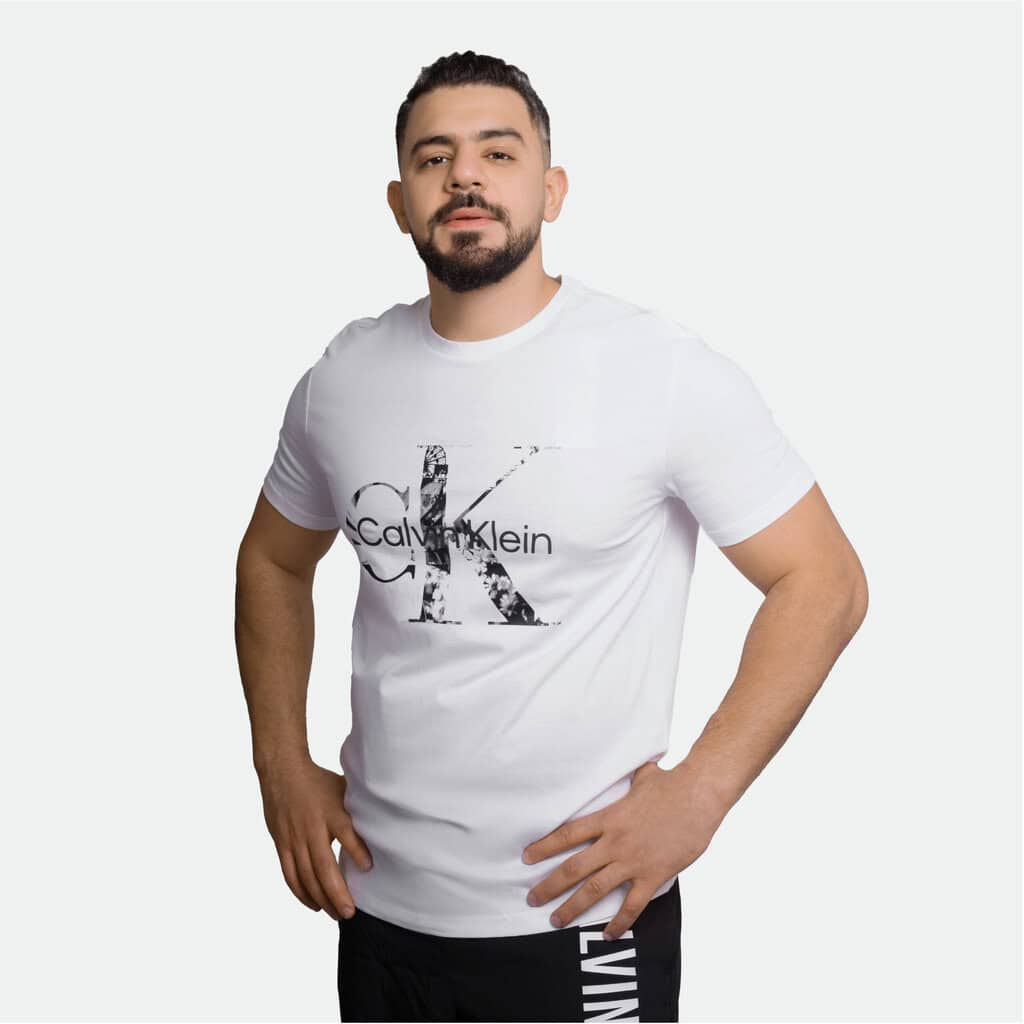 تي شيرت بطبعة رسومية