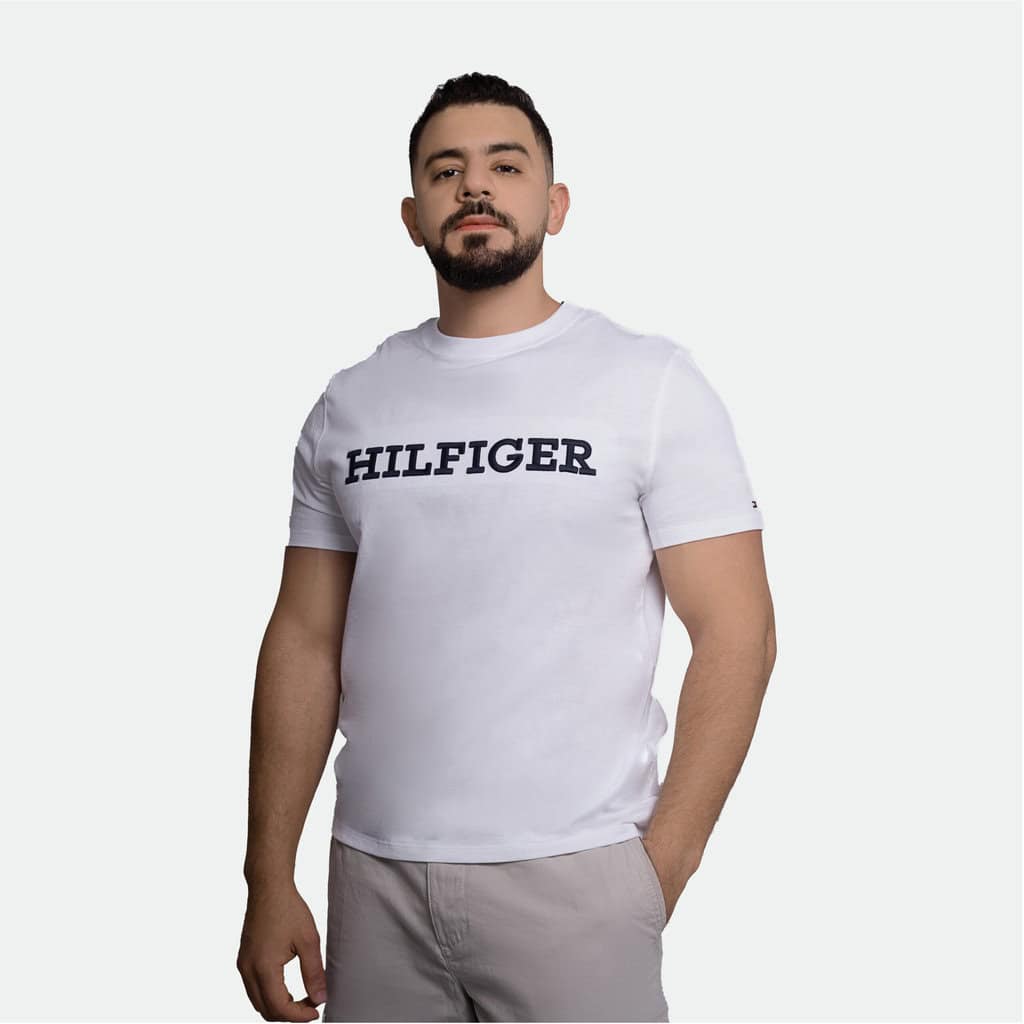 تيشيرت عليه شعار
